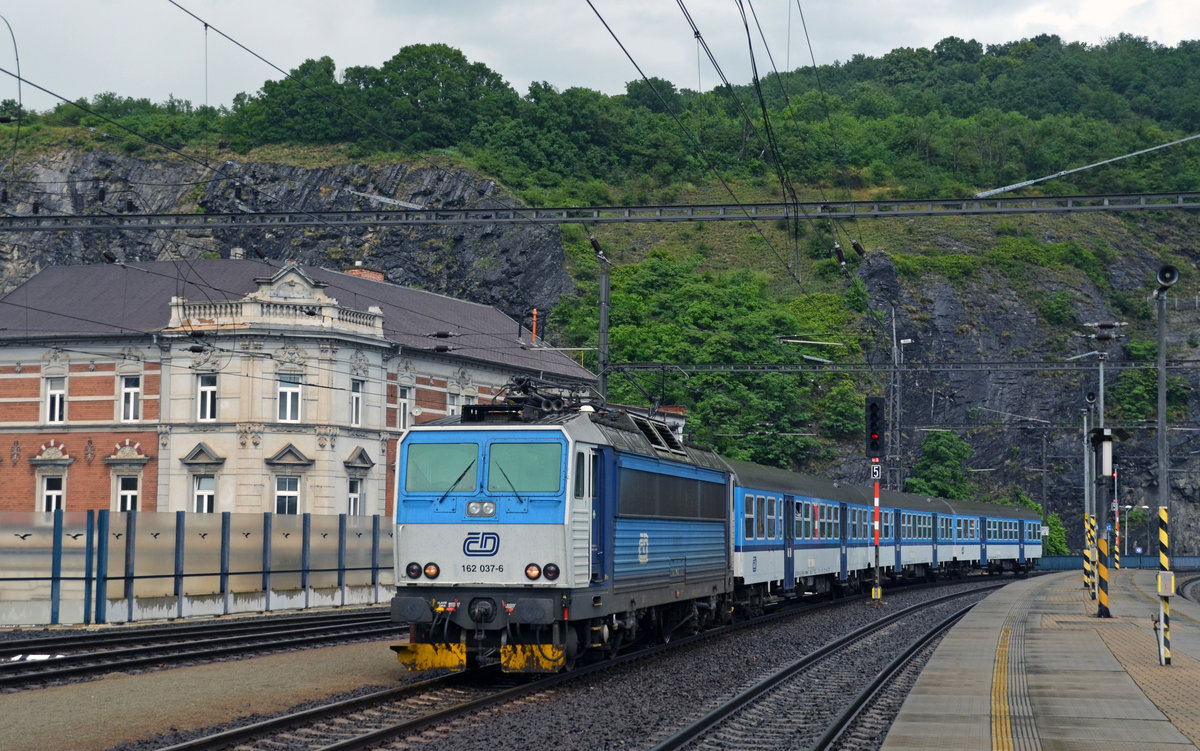 162 037 stellt am 14.06.16 die Os nach 6876 nach Teplice in Usti nad Labem bereit.