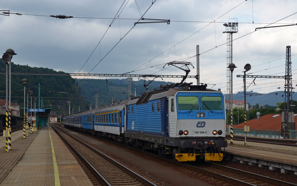 162 038 wartet am 13.06.16 mit ihrem R 685 in Decin auf die Abfahrt nach Praha Maserykovo.