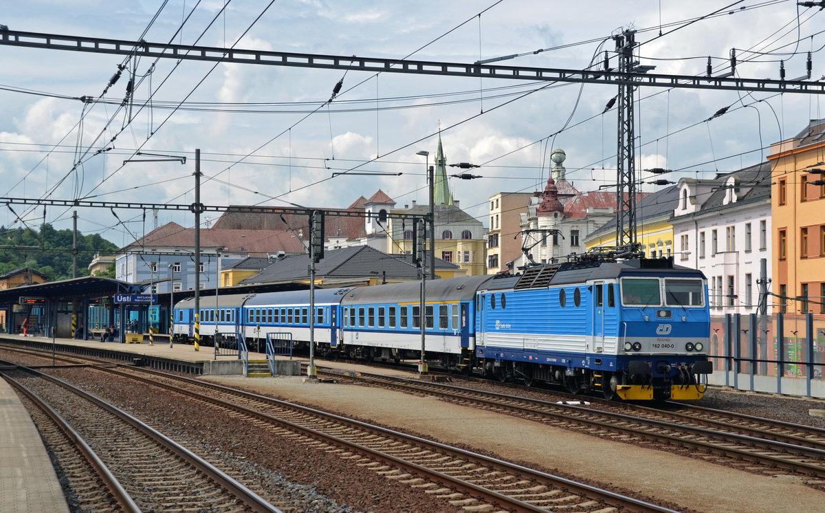 162 040 fuhr mit einer Os-Garnitur am 14.06.16 durch Usti nad Labem Richtung Decin. 