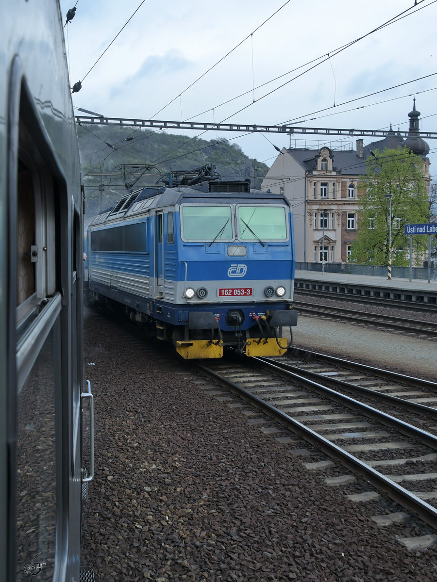 162 053-3 bei der Durchfahrt in Usti nad Labem. (April 2017)