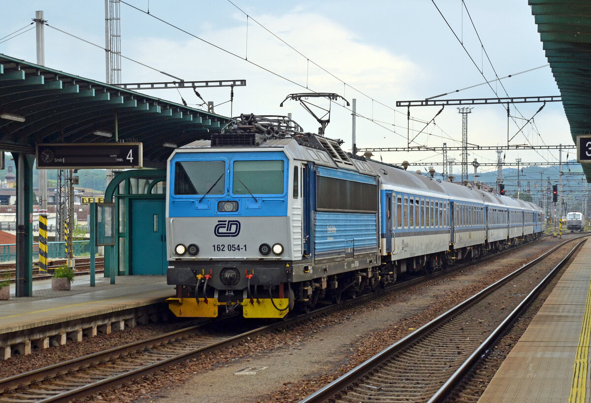 162 054 erreicht mit dem R 680 aus Praha kommend am 25.05.24 Decin.