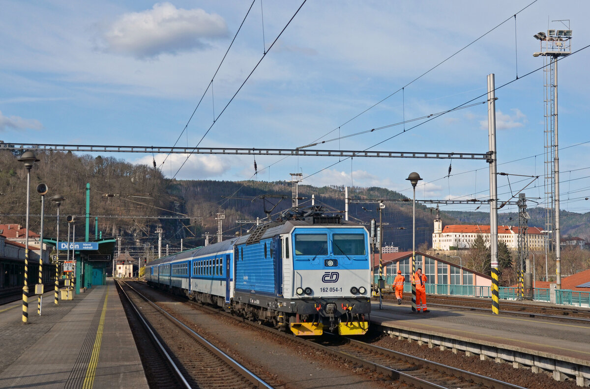 162 054 wartet am 01.04.25 in Decin mit dem R 693 auf die Abfahrt nach Praha.