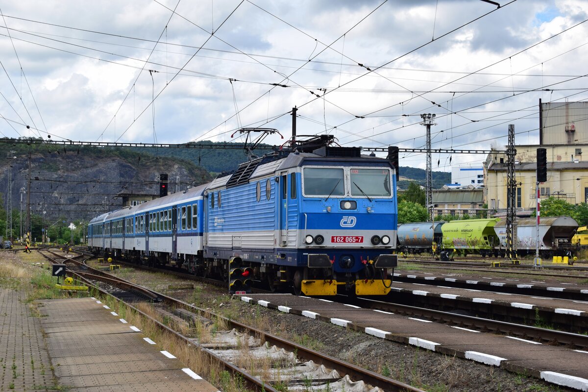 162 065-7 fährt mit dem Os 6415 nach Lysa nad Labem in Usti nad Labem Strekov ein.

Usti nad Labem Strekov 29.07.2023