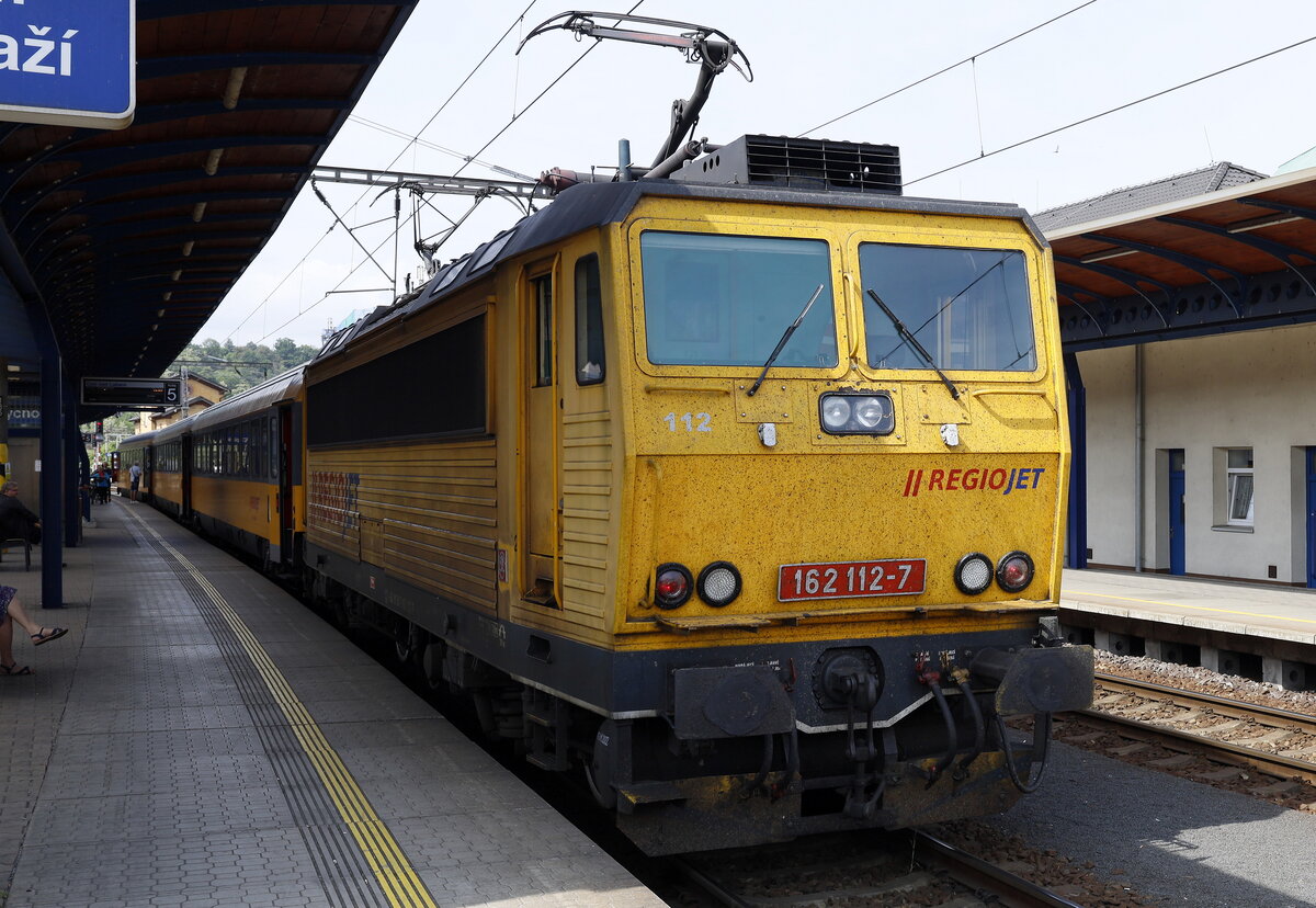 162 112 - 7  des EVU Regiojet fährt mit einem kurzen Schnellzug aus Kolin in Ústí nad Labem ein.
92.06.2023 10:50 Uhr. 