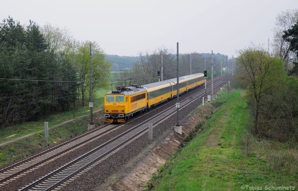 162 112 (CZ-RJ 91 54 7 162 112-7) mit IC 1008  RegioJet  von Havířov nach Praha hl.n. am 29.04.2013 bei Kolín