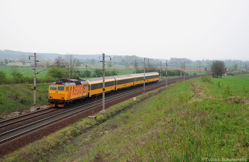 162 114 mit IC1012  RegioJet  von Havířov nach Praha hl.n. am 30.04.2013 bei Dobrikov