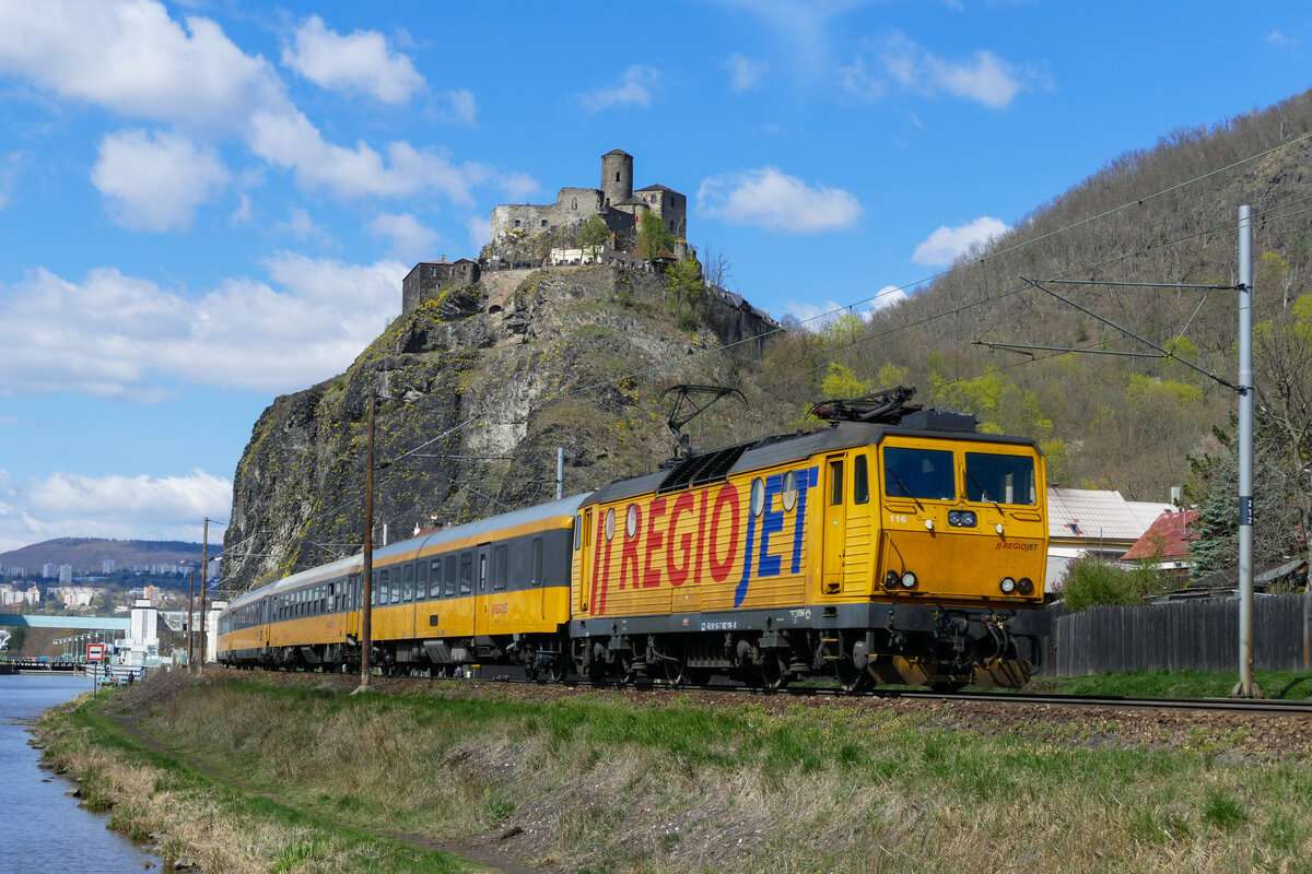 162 116-8 zieht einen Regiojet am Fuße der Burg Schreckenstein vorbei; 16.04.2022