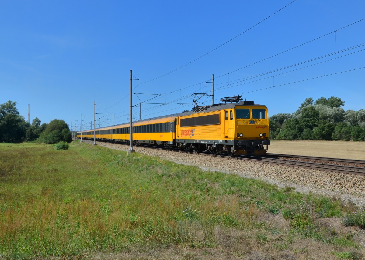 162 118 mit RJ 1007 am 26.08.2015 bei Lhota pod Prelouci.