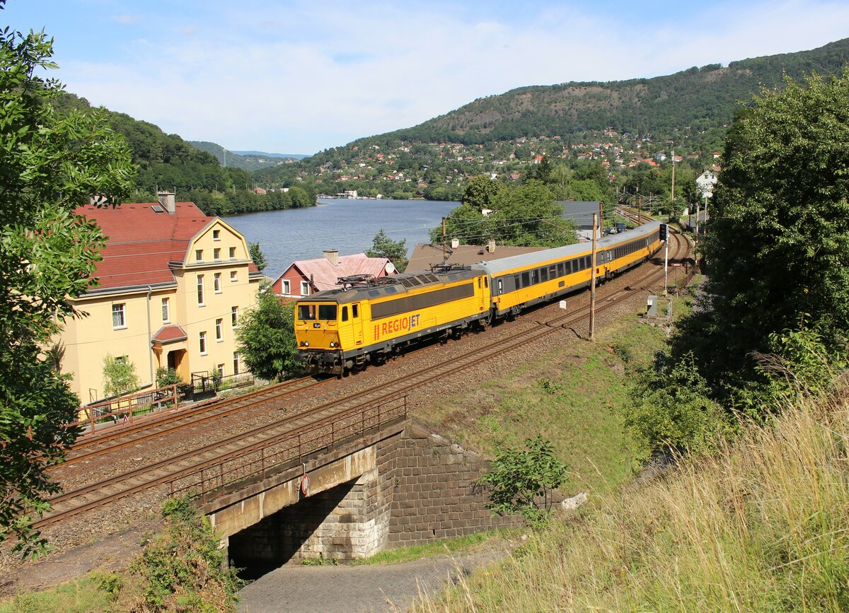 162 119 als R 1307 war am 17.07.22 in Brná nad Labem zu sehen.
