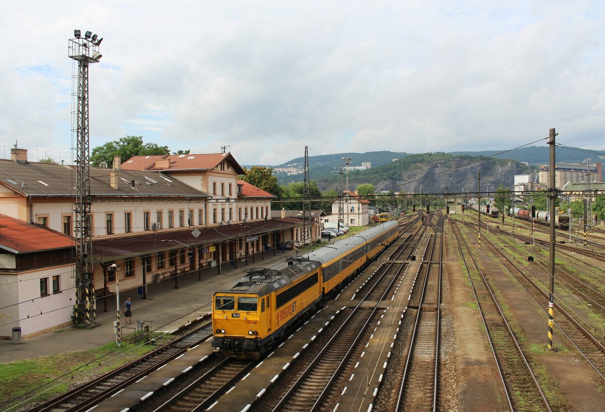 162 119 als R 1313 zu sehen am 09.07.22 in Ústí nad Labem-Střekov. Foto entstand von der Fußgängerbrücke!