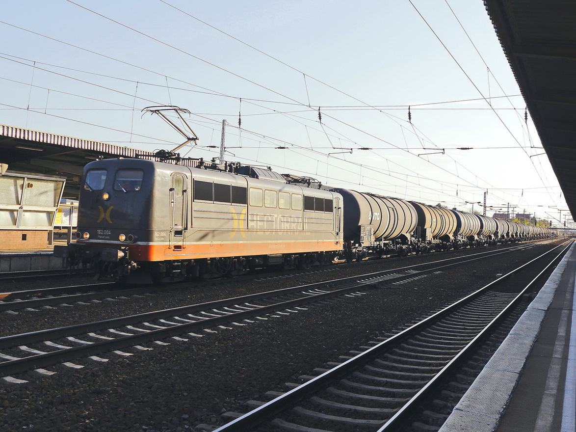 162.004  Fitzcarraldo  (151 057-7) Hector Rail (Germany) GmbH mit einem Kesselzug  Benzin oder Ottokraftstoffe  in Berlin-Schönefeld Flughafen am 17. April 2019.

