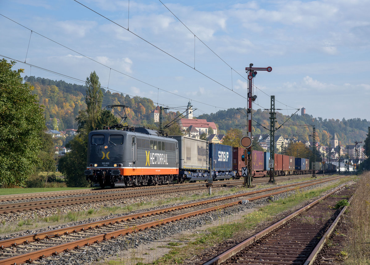 162.005 Hectorrail mit einem KLV in Richtung Singen bei Horb am Neckar am 30.9.2017.