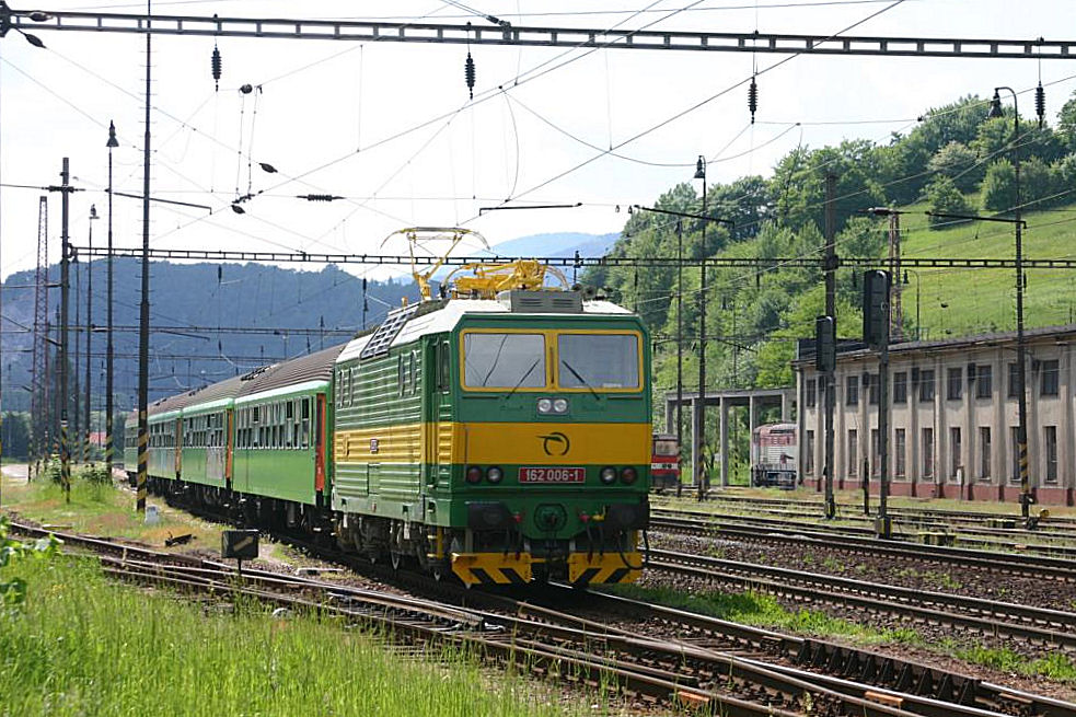 162006 fhrt am 2.6.2005 in Kralovany mit ihrem Os in Richtung Poprad aus.
Rechts sind Teile des Depot Kralovany zu sehen.