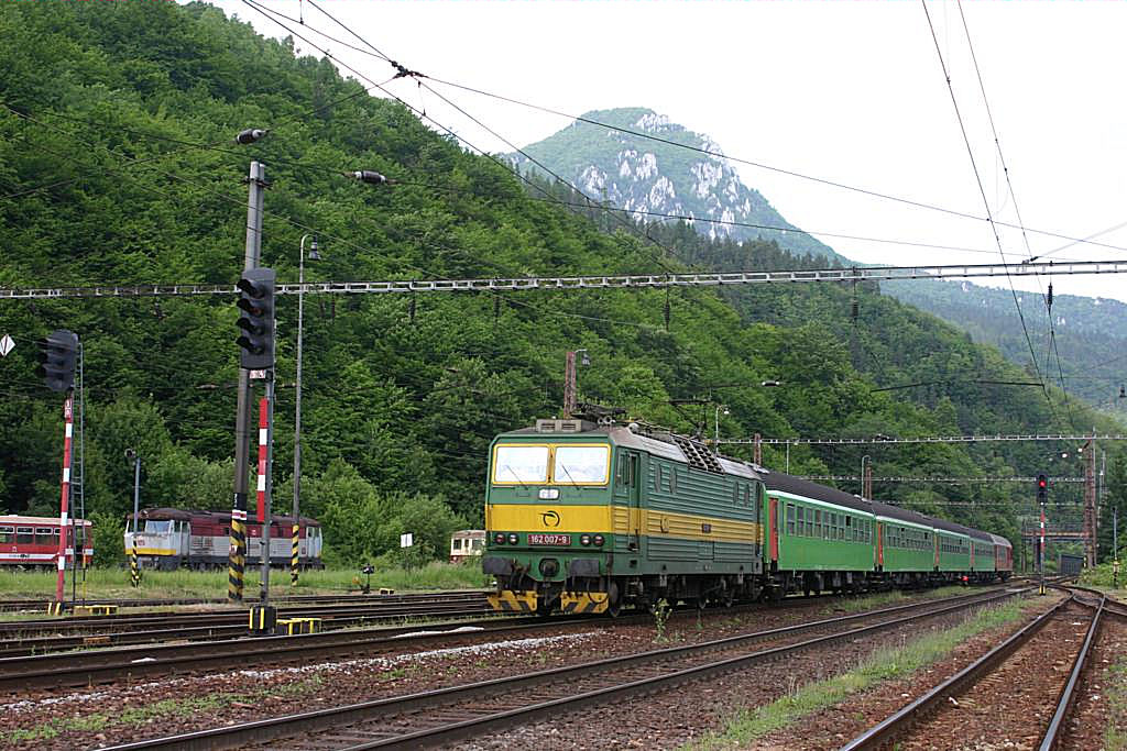 162007 rollt mit ihrem Os aus Poprad am 2.6.2005 in den Bahnhof Kralovany.