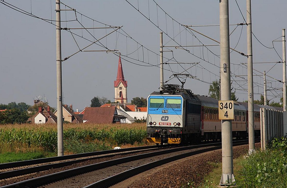 162037 hat soeben mit ihrem Os am 22.8.2011 Stary Kolin in Richtung Pardubitz verlassen.