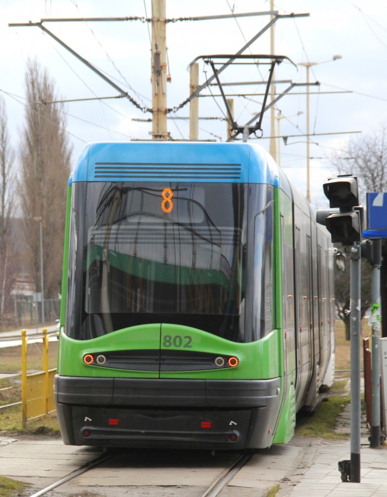 16.2.2014 Stettin. Neuere Tram an der Endhaltestelle der Linie 8 (Basen Gorniczy)