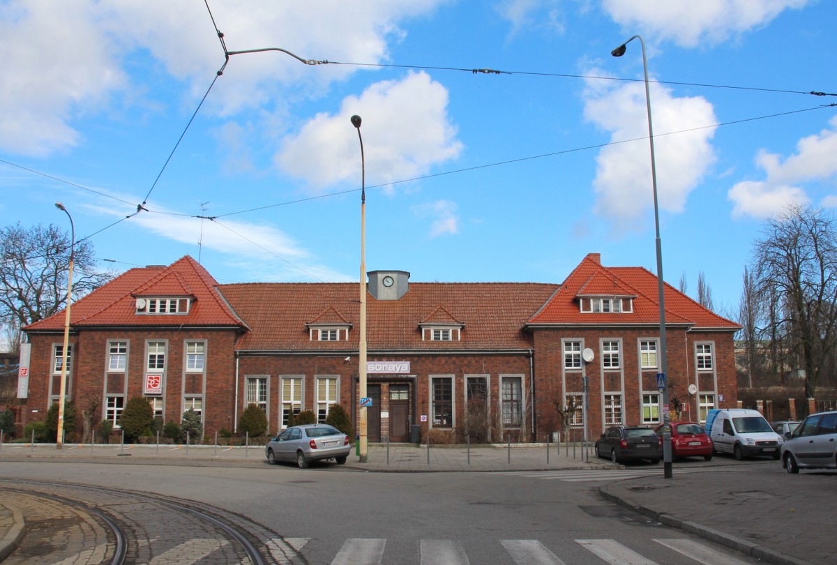 16.2.2014 Stettin-Zabelsdorf / Szczecin-Niebuszewo. Empfangsgebäude (Strecke für Personenverkehr stillgelegt)