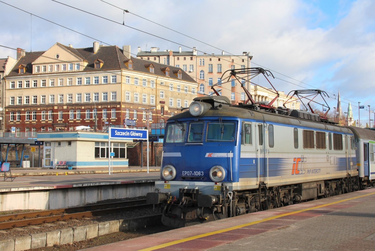 16.2.2014 Szczecin Glowny - EP07 1063 vor D-Zug nach Białystok.