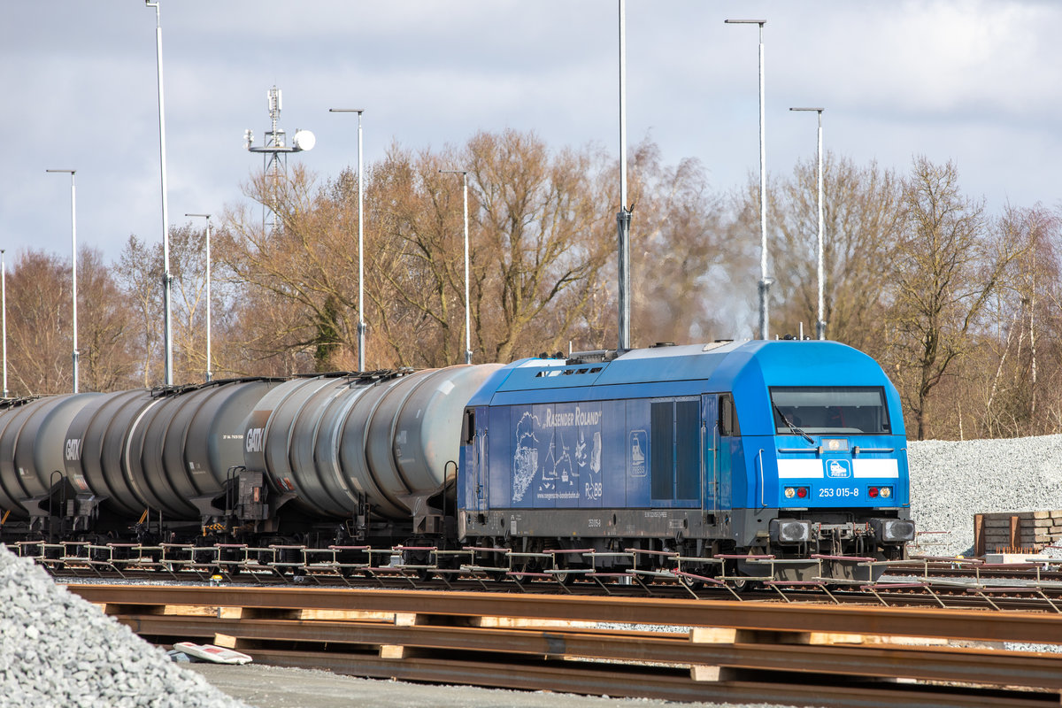 16.2.21 - Sande Bahnhof. PRESS 253 015 mit einem Kesselwagenzug von Wilhelmshaven kommend, sdwrts fahrend.