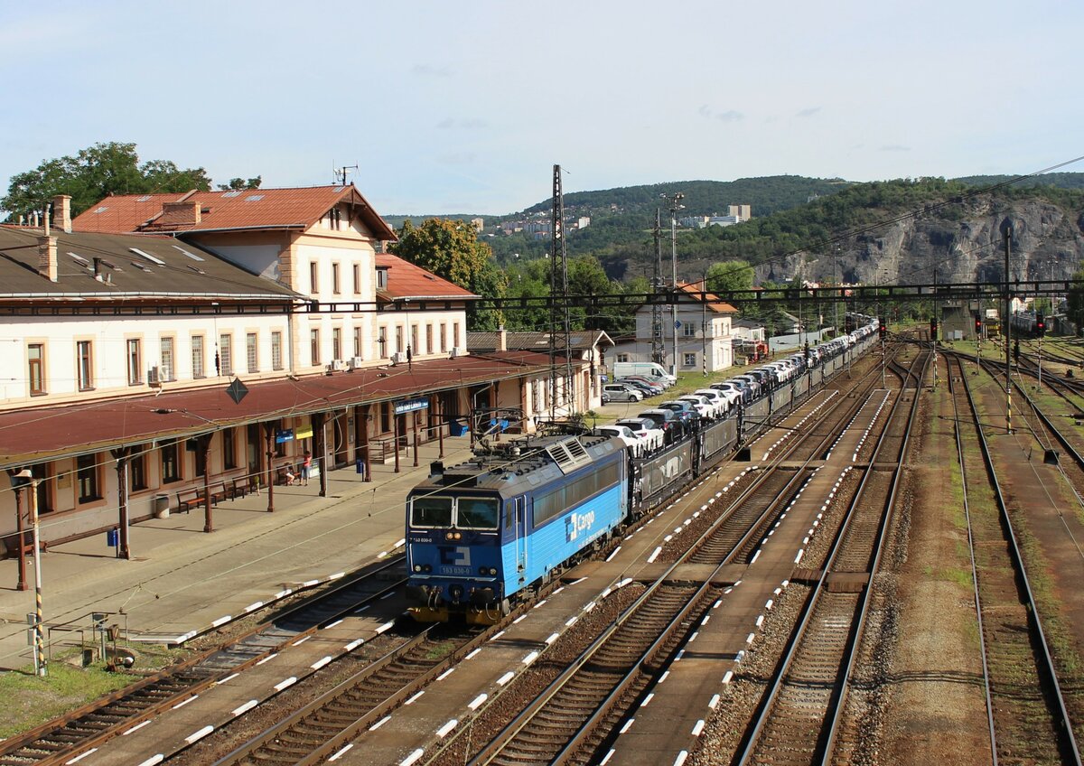 163 030-0 zu sehen mit einem Autozug am 17.07.22 in Ústí nad Labem-Střekov. Foto entstand von der Fußgängerbrücke!