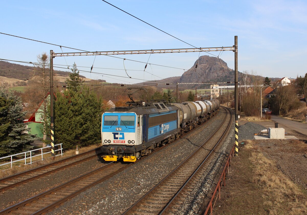 163 047-4 mit einem Kesselzug zu sehen am 20.03.22 in Želenice nad Bílinou. Die Lok hat noch ihre Lackierung aus der Zeit im Personenzug Dienst.