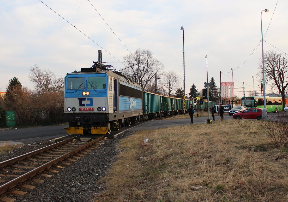163 047-4 zu sehen am 20.03.22 in Chomutov. Die Lok hat noch ihre Lackierung aus der Zeit im Personenzug Dienst.