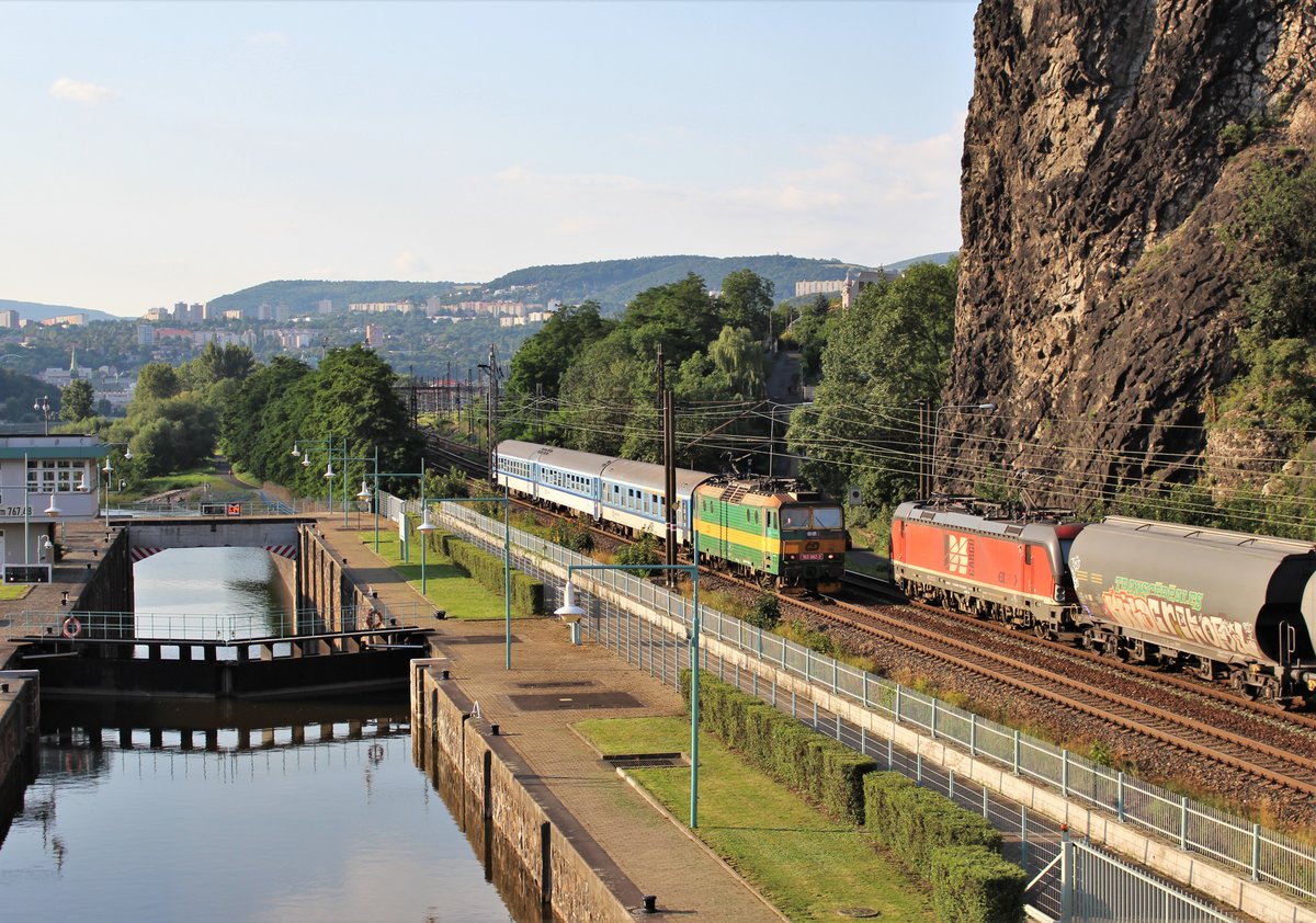 163 062-3 mit R 795 und 383 747 (IDS)zusehen am 18.07.20 in Ústí nad Labem-Střekov.