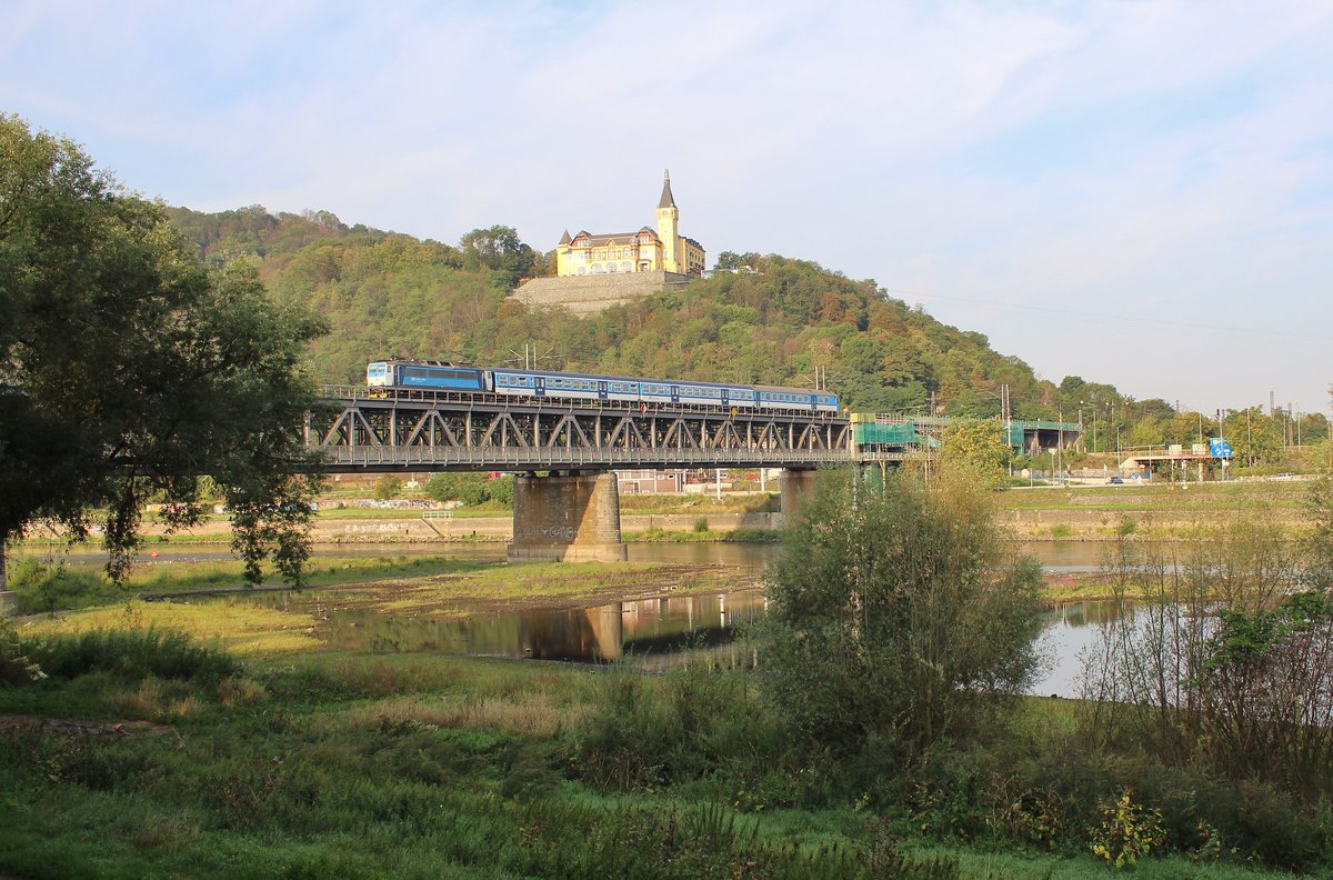 163 073-0 mit Os 6407 zu sehen am 24.08.19 in Ústí nad Labem. Oben sieht man das Hotel Větruše.