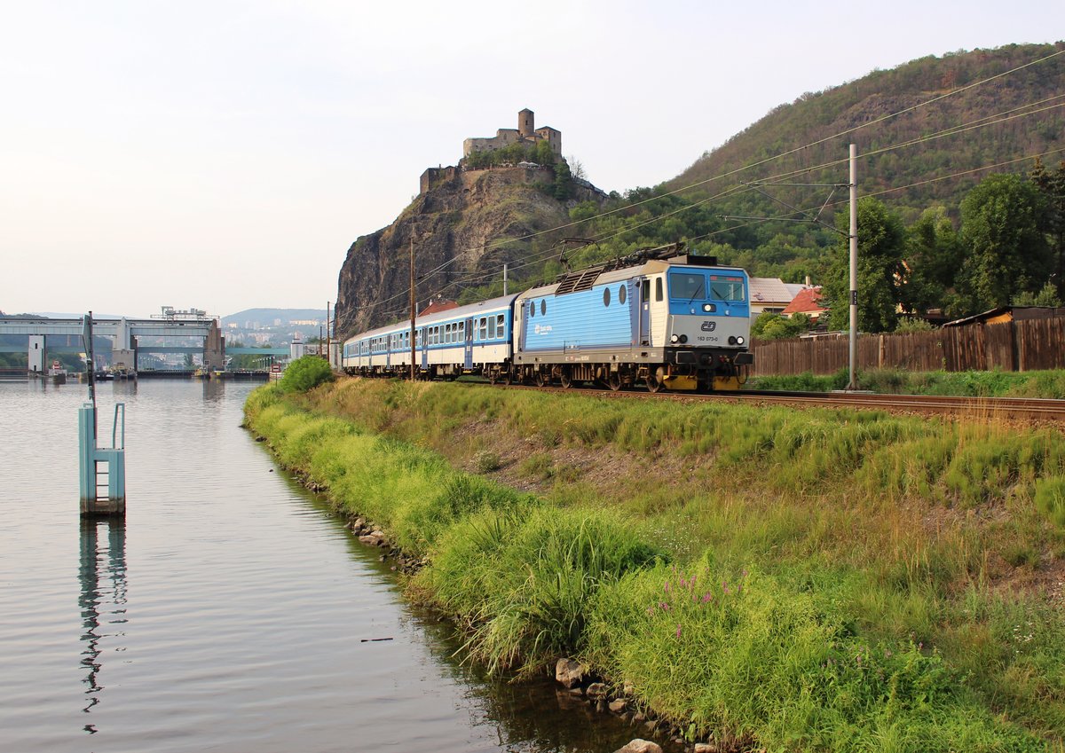 163 073-0 zu sehen am 08.06.18 mit einem Os in Ústí nad Labem-Střekov.