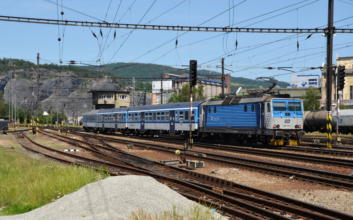 163 073 hat mit ihrem Os nach Usti nad Labem Zapad den Bahnhof Usti nad Labem Strekov am 14.06.19 verlassen.