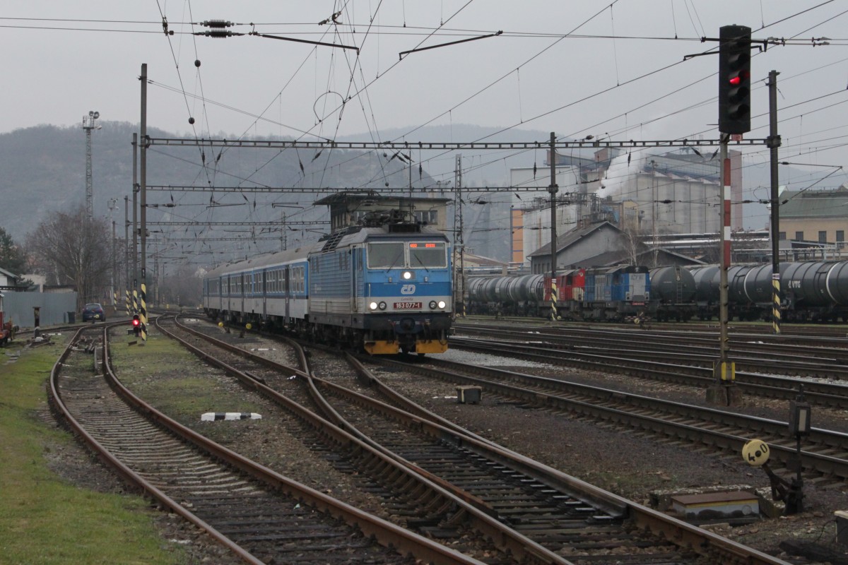 163 077 fährt am 02.01.2014 mit Os 6457 nach Steti in Usti nad Labem-Strekov ein