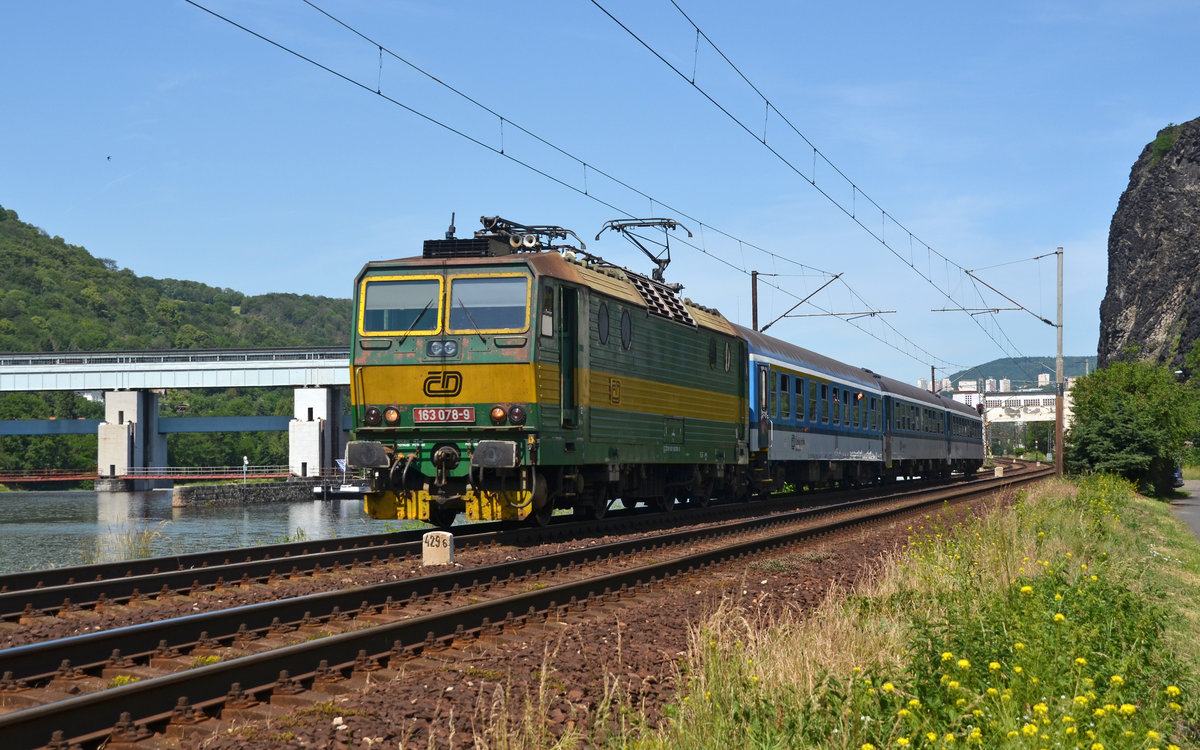 163 078 bespannte am 14.06.19 den R 789 von Usti nad Labem zapad nach Kolin. Hier durchfährt der Rychlik Usti nad Labem Strekov.