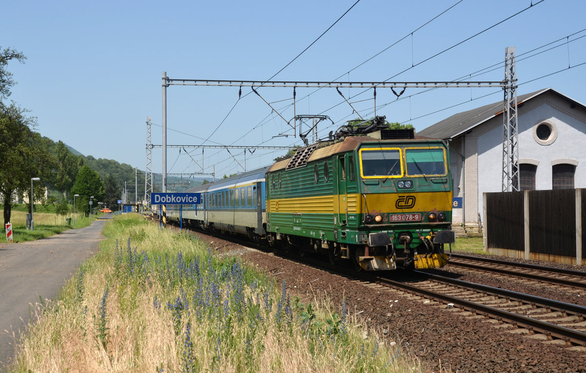 163 078 führte am 12.06.19 den R 685 nach Praha durch Dobkovice Richtung Usti nad Labem.