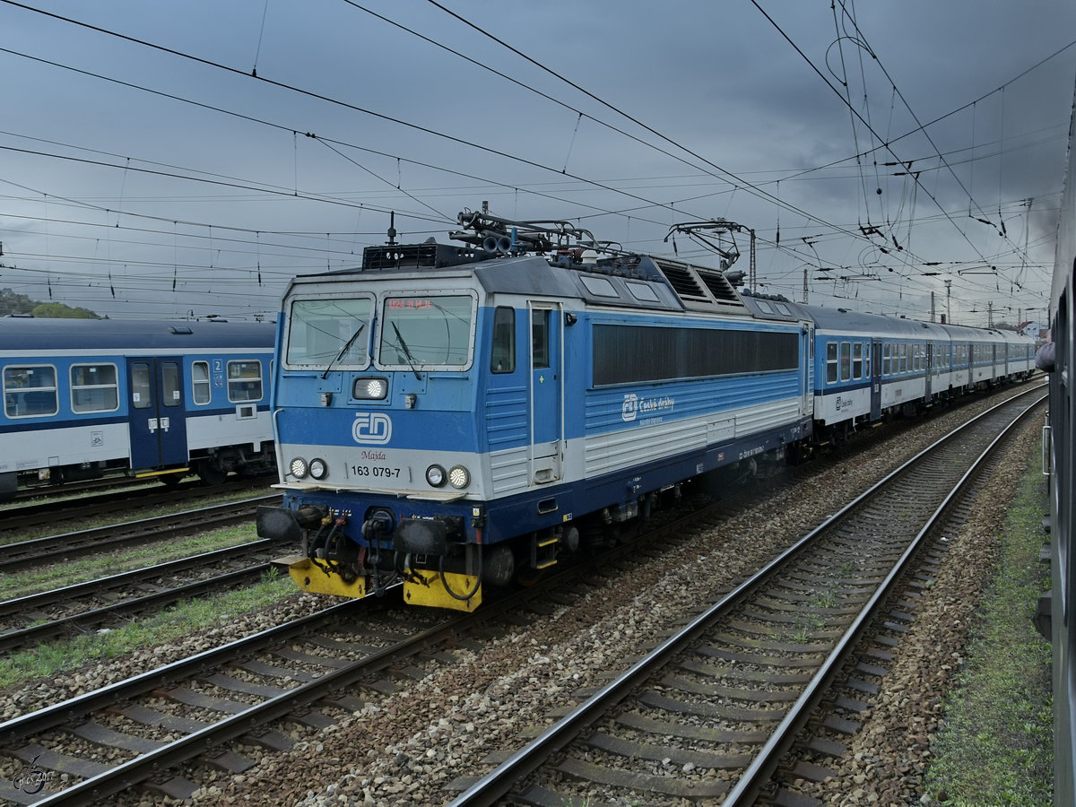 163 079-7 mit einem Personenzug bei der Durchfahrt in Usti nad Labem. (April 2017)