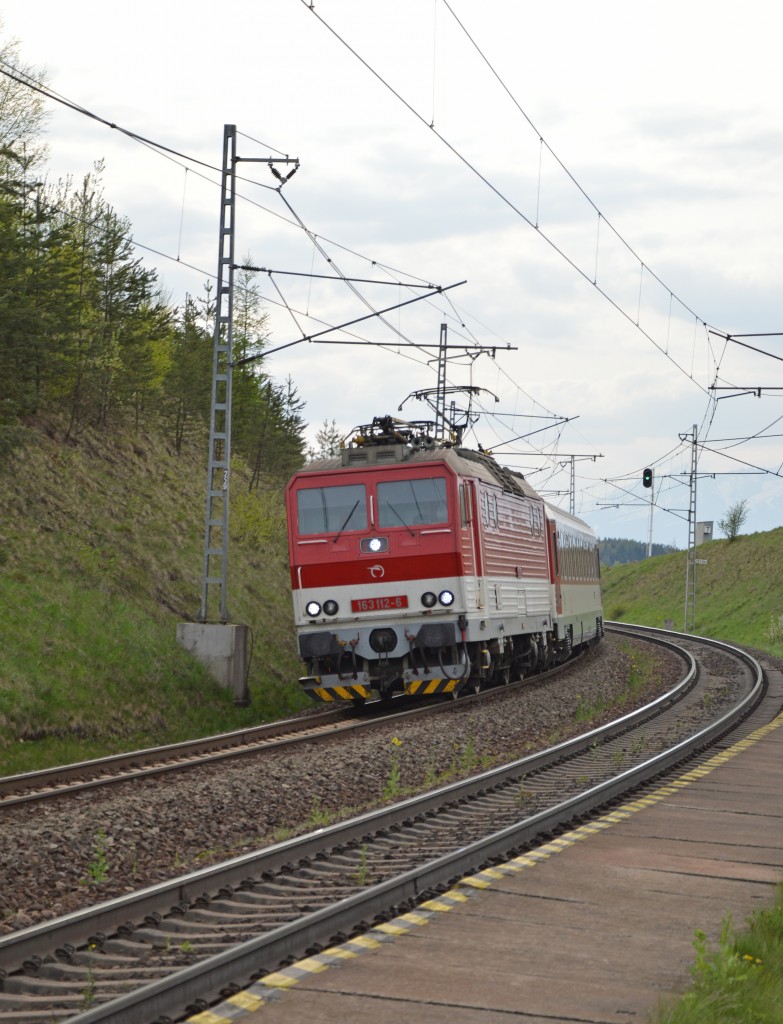 163 112-6 mit Regionalzug Os 7825 Žilina/Sillein (14:28) – Košice/Kaschau (19:28), im Abschnitt Liptovský Hrádok – Košice fährt nur werktags, hier im Bereich des Haltepunktes Letanovce/Lettensdorf in der Zips (17:54); 30.04.2015