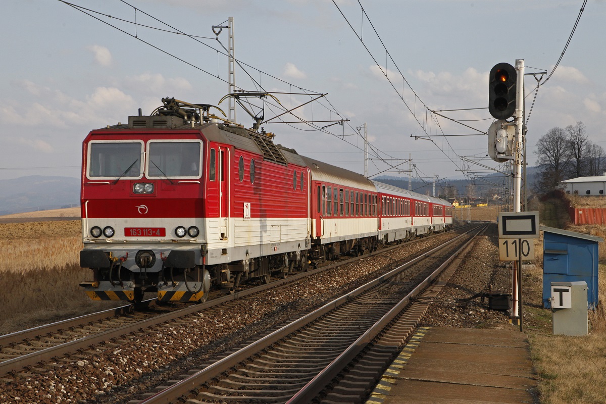 163 113 mit Reisezug in Letanovce am 23.03.2017.