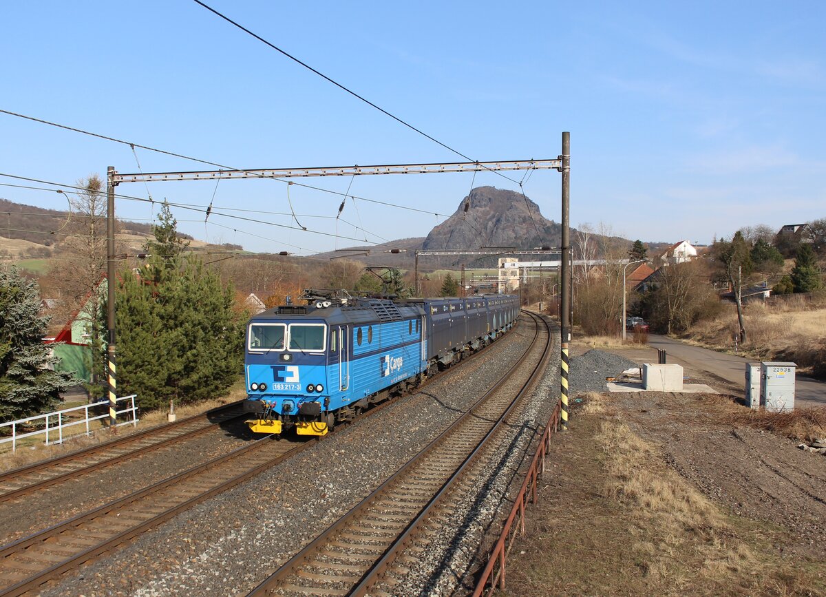 163 217-3 mit einem leeren Kohlenzug zu sehen am 20.03.22 in Želenice nad Bílinou.
