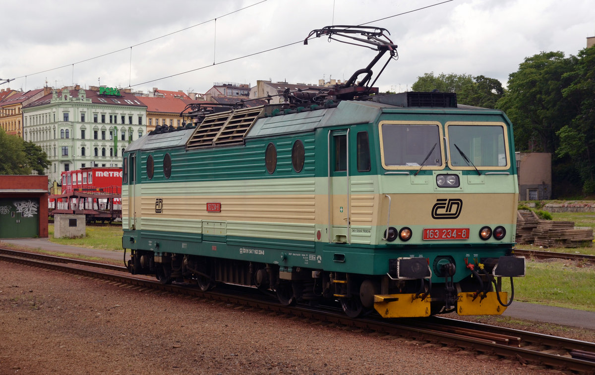 163 234 wartet am 15.06.16 in Prag auf neue Aufgaben. Sie wird später einen Zug Richtung Norden bespannen.