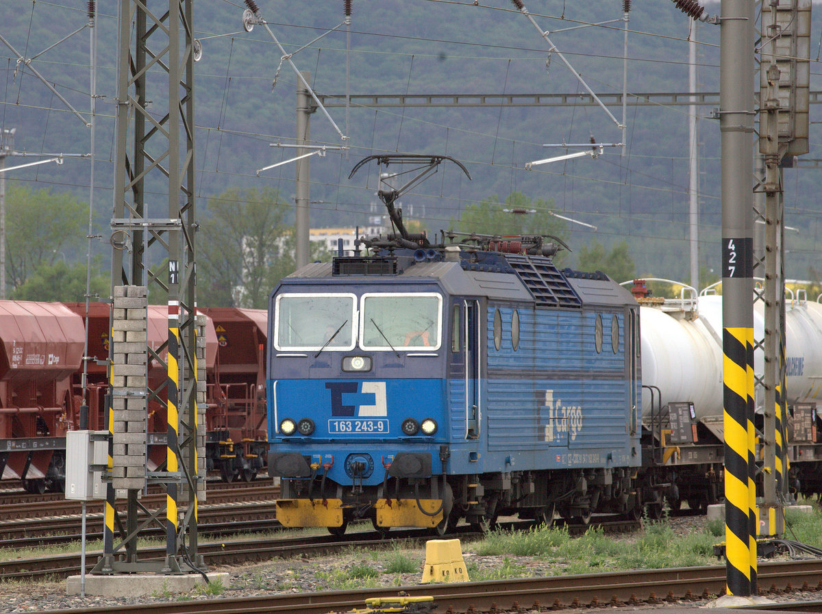 163 243-9 mit einem Kesselwagenzug bei der Durchfahrt Usti nad Labem Zapad.
26.04.2091  17:08 Uhr. Teleaufnahme