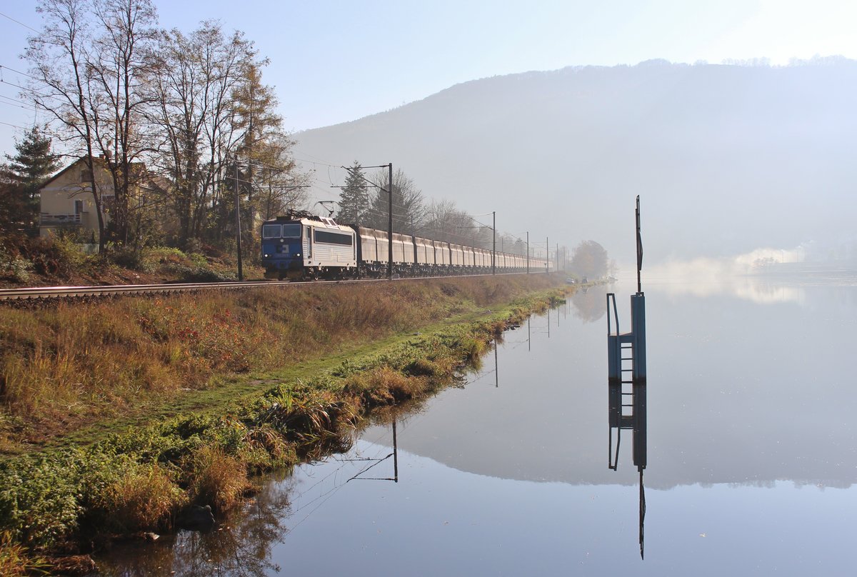 163 243-9 zu sehen am 17.11.18 mit einem leeren Kohlenzug in Ústí nad Labem-Střekov.