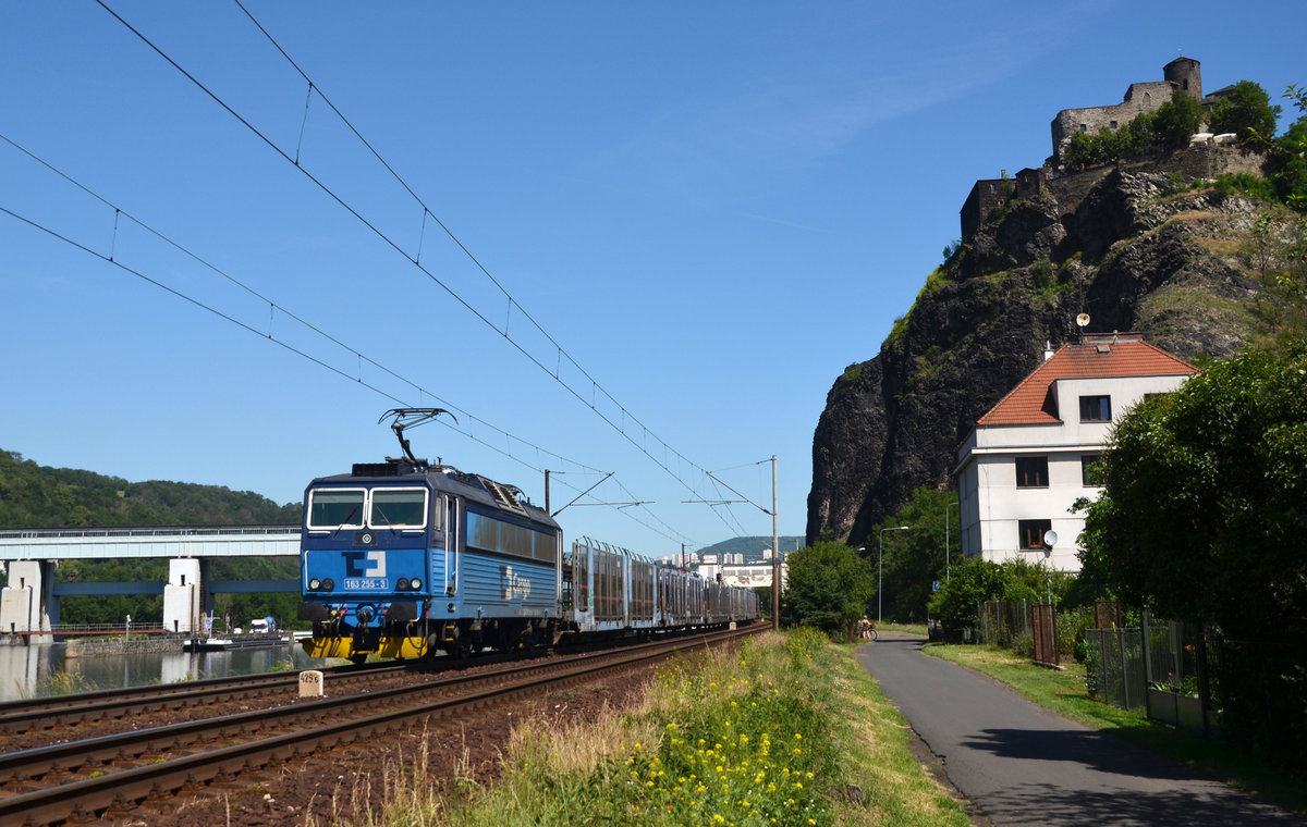 163 255 führte am 14.06.19 einen leeren Autozug durch Usti nad Labem Strekov vorbei an der dortigen Burg Richtung Litomerice.