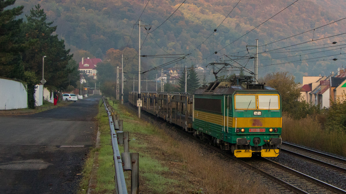 163 256-1 ist am 14. Oktober 2019 in Vanov unterwegs gen Süden. 