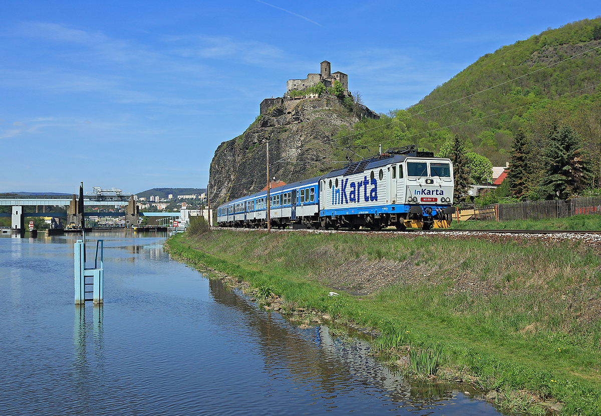 163094 passes Střekov Castle on the east bank of the River Elbe whilst working RE6413, 1403 Ústí nad Labem Zapad-Lysa Nad Labem, 29 April 2015