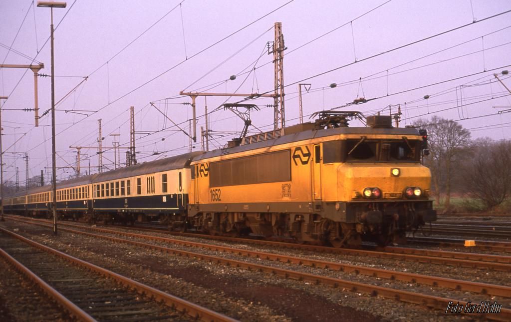 1632 der NS fährt am 21.1.1989 um 9.25 Uhr mit dem D nach Braunschweig aus den Niederlanden kommend in Bad Bentheim ein.
