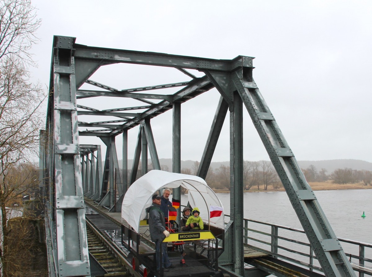 16.3.2013. Oderbrücke Bienenwerder. Zweiter Tag der Eröffnung der Strecke für Draisinen (zunächst) bis zum Ende des deutschen Brückenteils. Nach Zustimmung der PKP kann bis Siekierki / Zäckerick gefahren werden.