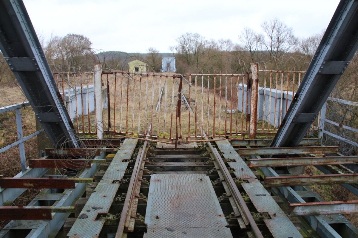 16.3.2014 Ende des deutschen Teils der Oderbrücke, Strecke Wriezen - Jädickendorf / Godgow. Dehnungsfuge im Vordergrund
