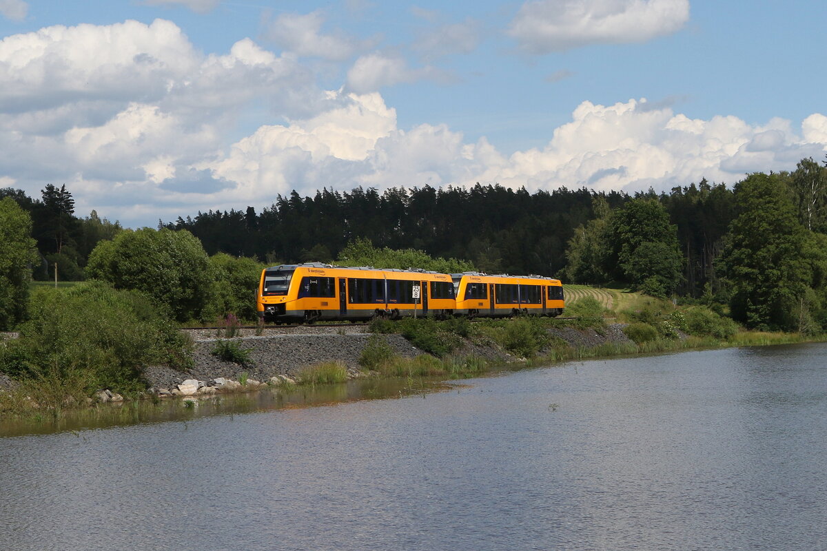 1648 209 und 1648 210 waren am 18. Juni 2026 am  Rechenweiher  in Richtung Regensburg unterwegs.