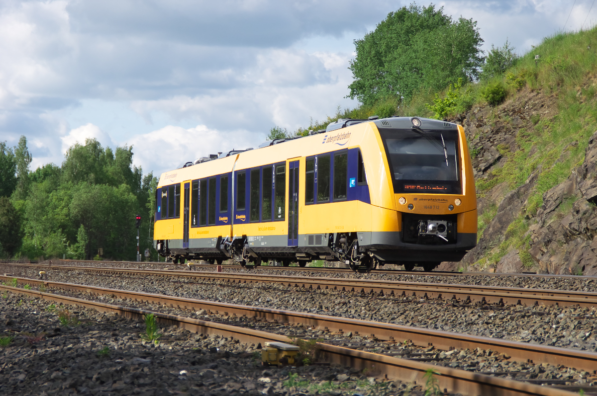 1648 212 der Oberpfalzbahn befährt die neue Relation Marktredwitz - Cheb (Eger) - As - Selb Plößberg - Hof über den reaktivierten Streckenteil Plößberg - As. Hier wird ein Zweistundentakt angeboten. 1648 212 hat Hof Hbf. vor Kurzem verlassen und biegt in Oberkotzau gleich auf die Strecke nach Selb und As (Asch) ein. Bahnstrecke 5100 Bamberg - Hof bei Oberkotzau am 25.05.2017