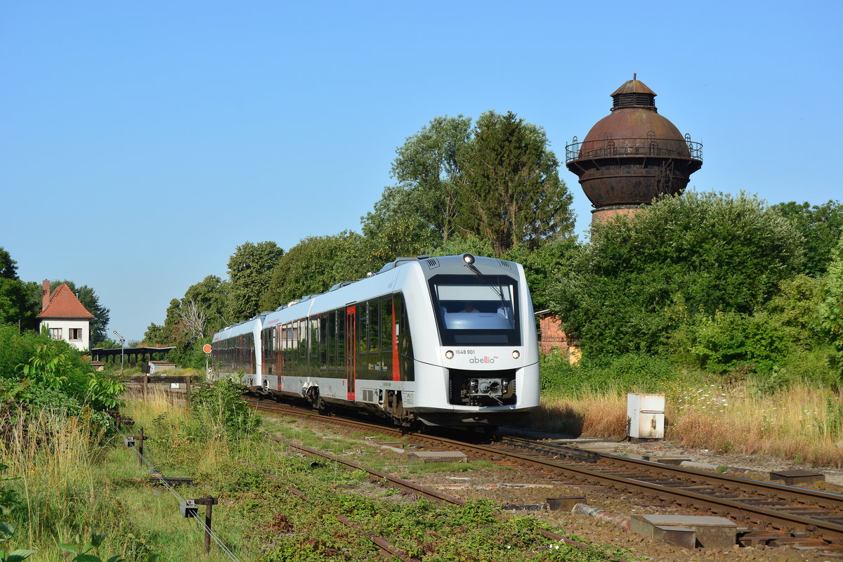 1648 401 hat soeben mit 1648 423 in Blumenberg gekreuzt und fährt nun weiter gen Magdeburg.

Blumenberg 25.07.2019
