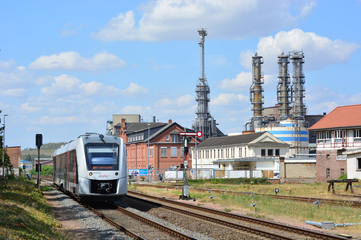 1648 402 fährt als RB47 nach Halle in Bernburg ein. Im Hintergrund ist das Solvay Sodawerk zu sehen. Ende 2018 wurden hier neue Formsignale aufstellt welche etwas versetzt zu den alten Signalen stehen ,ebenso hat man die Stelldrähte sowie Umlenkrollen usw fast komplett erneuert und der Bahnhof erstrahlt fast im neuen Glanz.

Bernburg 27.07.2019